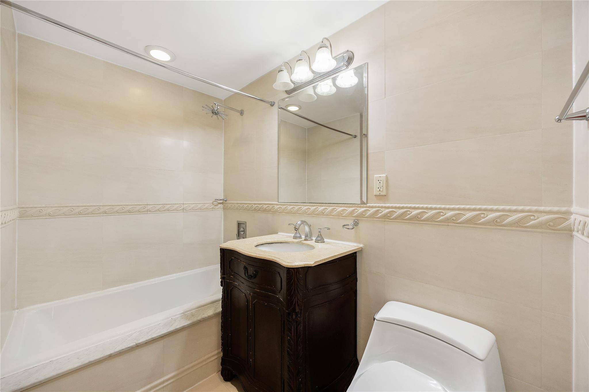 Prime 24 hour DOORMAN, luxury building on Sanford Ave and Main Street in the heart of Flushing !
