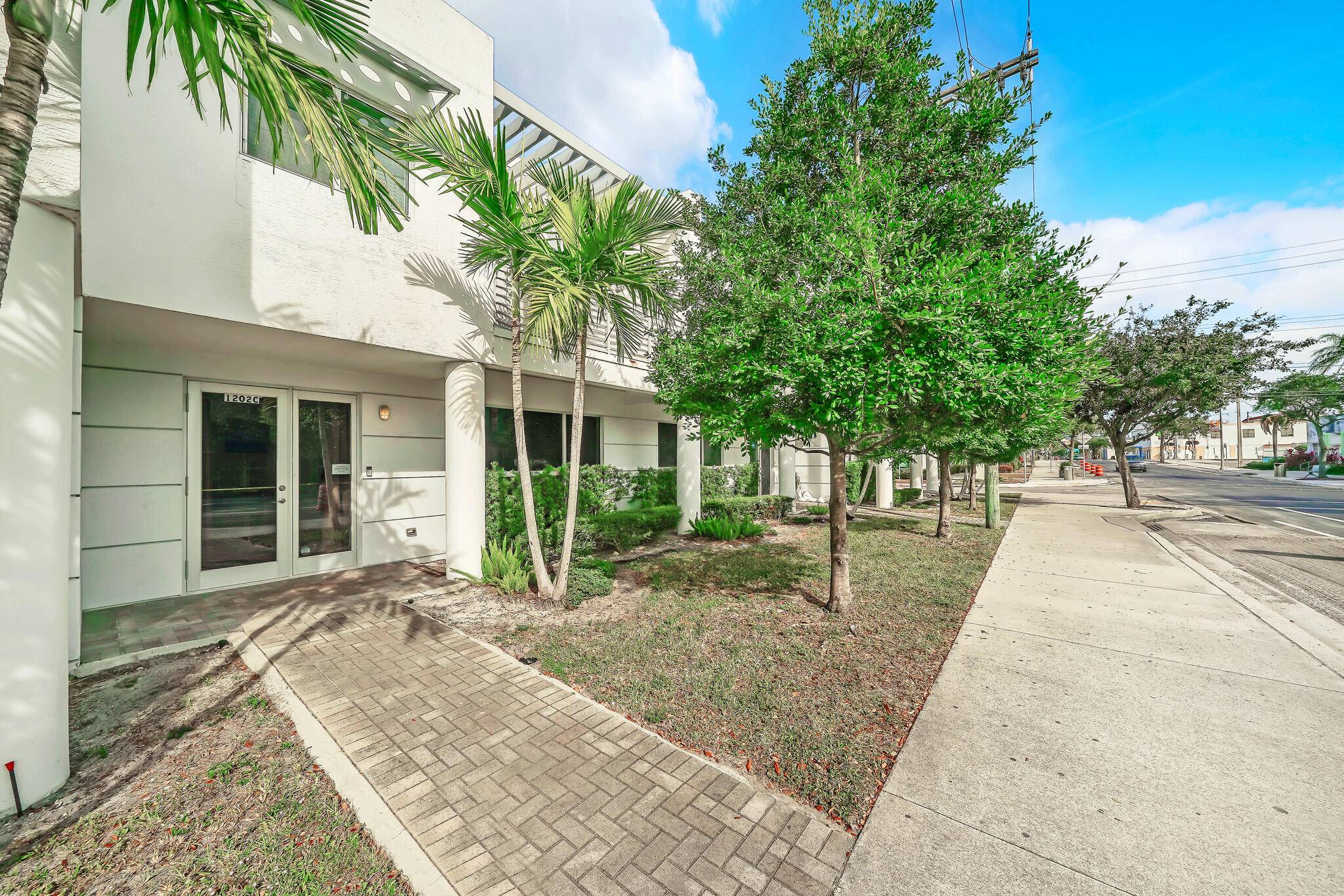This 2 story ''Green Certified'' turn key mixed used working studio home WILL NOT LAST !