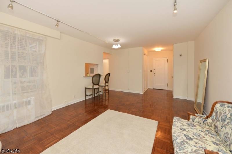 Experience the best of Montclair living in this beautiful one bedroom condo, ideally situated in the vibrant downtown Seymour Arts district just steps from boutique shopping, top rated restaurants, and ...