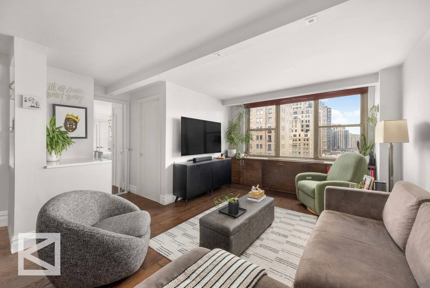 Situated on one of the best blocks of the Upper East Side, this sun drenched renovated home is the epitome of perfection.