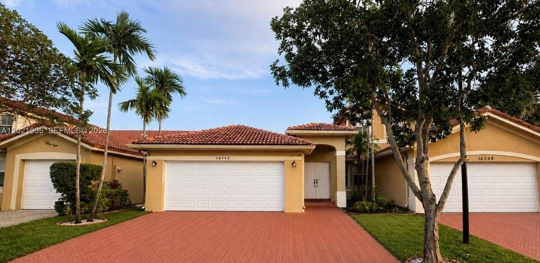 Welcome to this charming one story townhouse in the desirable West Kendall area !