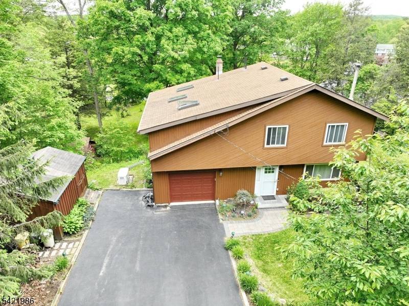 Welcome to this well maintained 3 bedroom, 1.