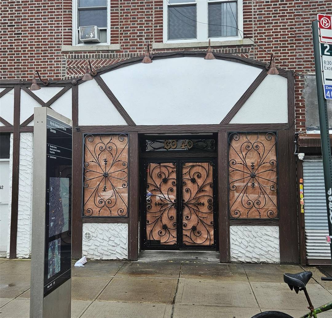 Located in a high traffic, sought after area, this 1300 sq ft retail office space offers an excellent opportunity for any business looking to tap into a vibrant, diverse customer ...