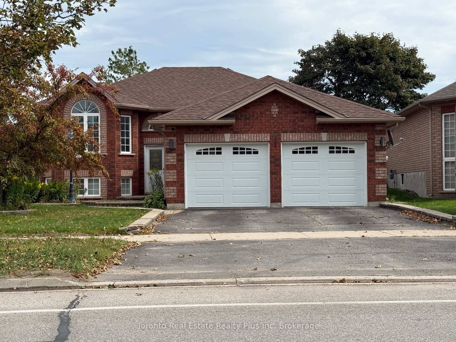 Well maintained all brick bungalow in Barries popular Holly neighbourhood.