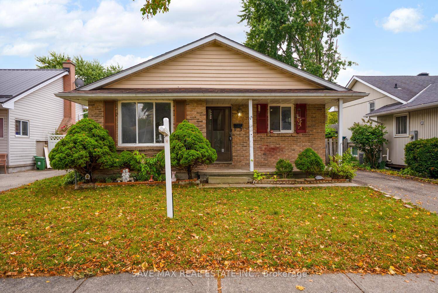 Located on a quiet street in the desirable White Oaks neighbourhood, this 4 3 bedroom bungalow offers excellent potential.