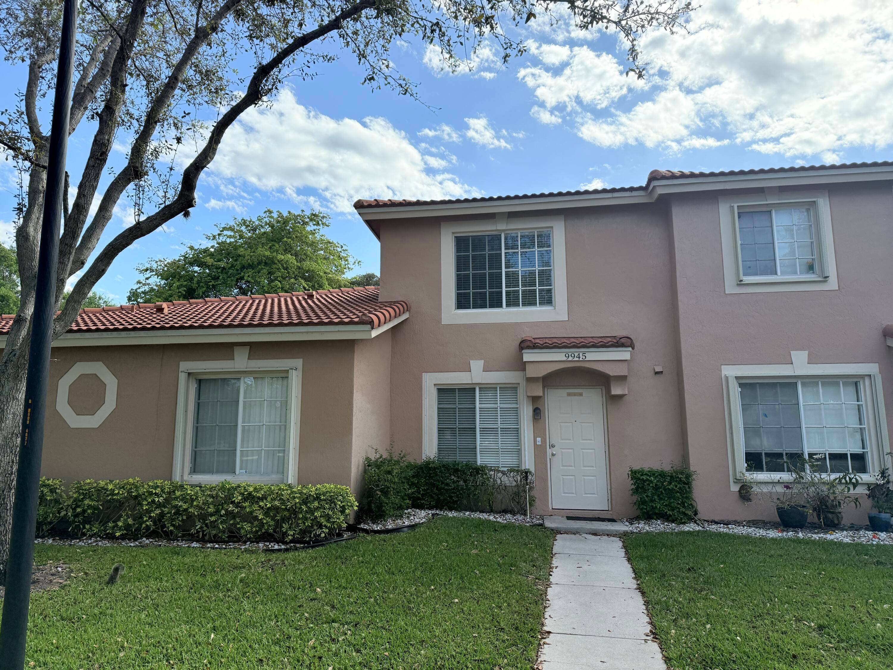 Move In Ready 2BR 2. 5BA Townhome in Gated Community of Santa Cruz !