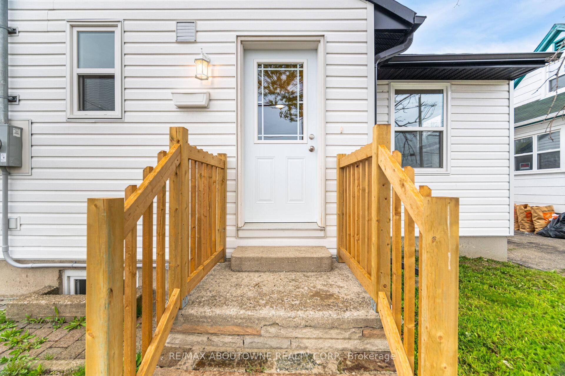 Welcome to 132 Cross Avenue a beautifully renovated 3 bedroom, 1 bath detached home in the heart of Oakville, perfect for anyone seeking comfort, convenience, and walkable access to transit.
