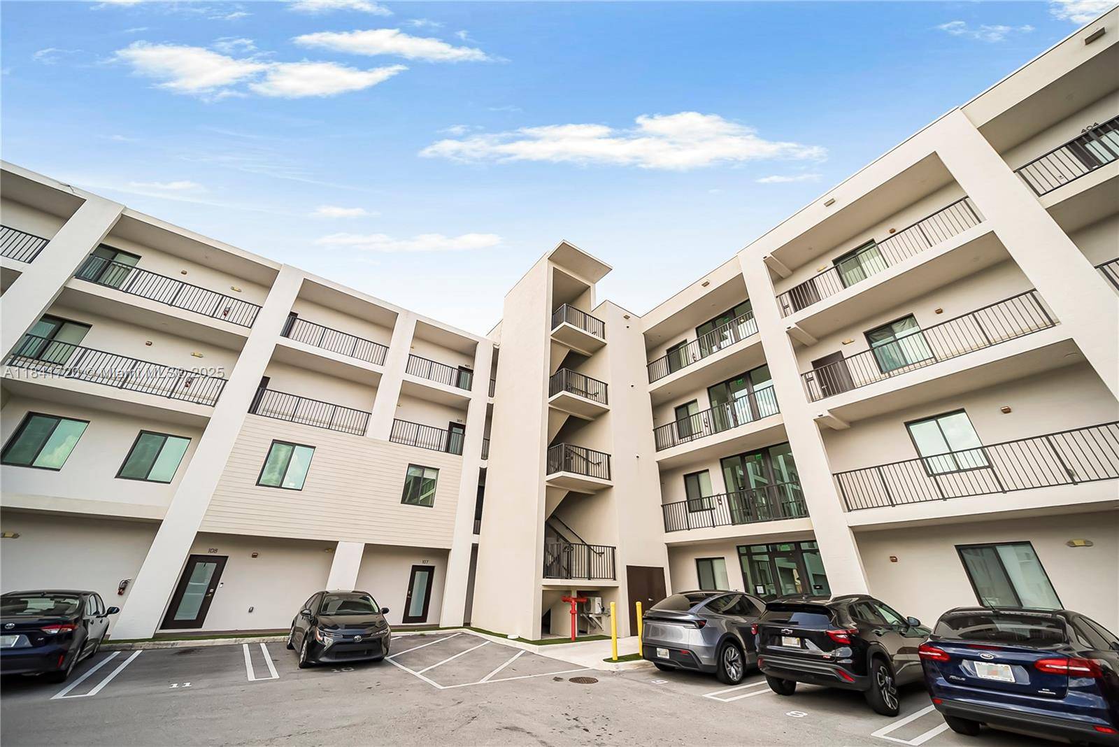 OWNER MOTIVATED. This 1B 1B apartment in Urbana, Downtown Doral, porcelain floors and a balcony.