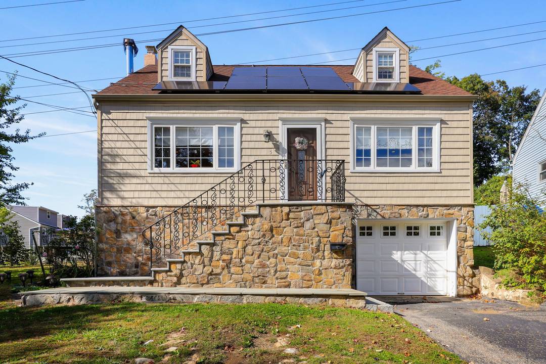 Welcome Home ! Step into this stunning single family condo located in the highly desirable Spring Hill neighborhood of Norwalk.