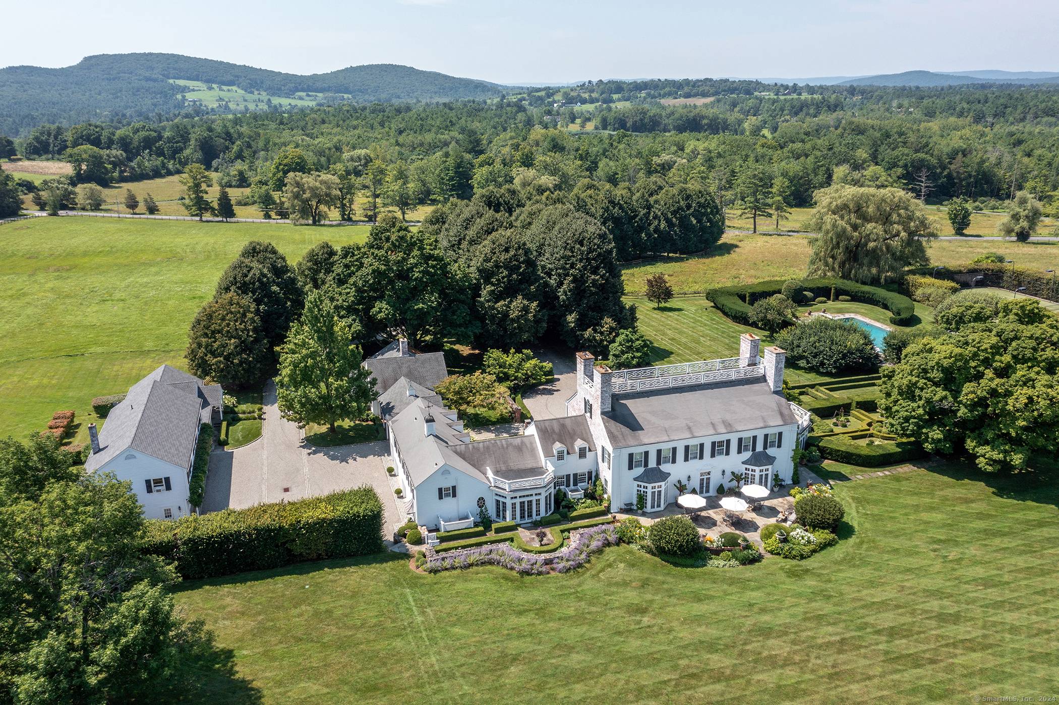 Linden Hill Farm, an estate of unparallelled elegance, is one of the most magical properties in Litchfield County, combining a sense of a by gone era with the finest modern ...