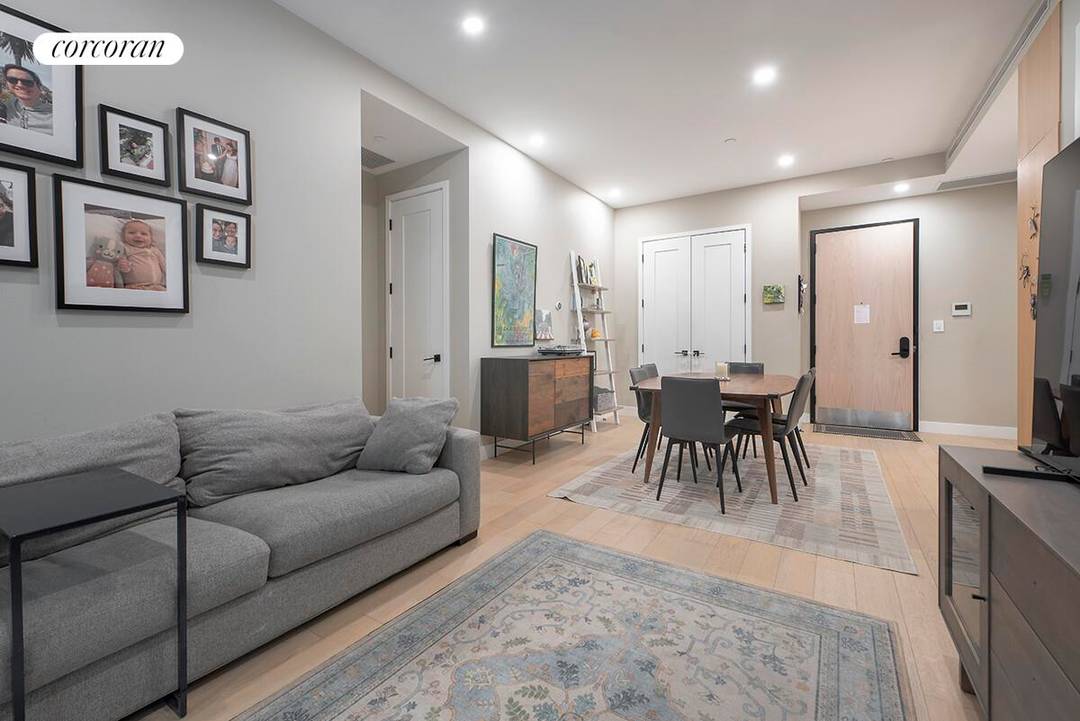 This thoughtful, luxurious 2 bedroom, 2 bathroom apartment is being offered in one of the premiere buildings in Court Square.