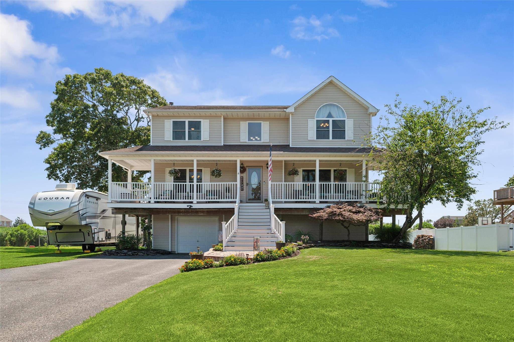 Elegant Coastal Living with Bay Views 4 Bedrooms 2.