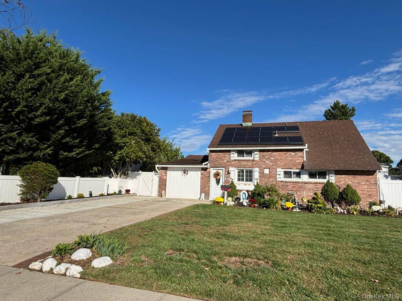 Welcome to 25 Arcadia Lane in the heart of Hicksville !