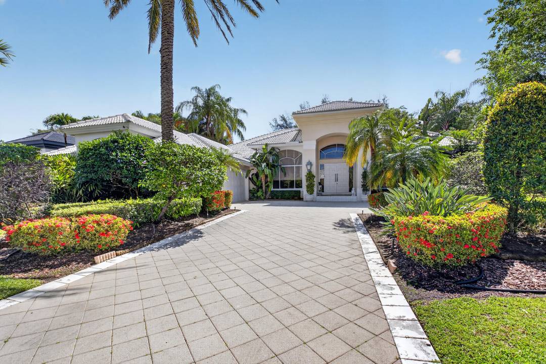 A RARE OPPORTUNITY IN BOCA GROVE COUNTRY CLUB TO OWN A FABULOUS 4 BEDRM, 5 BTHROOM MASTER HAS HIS amp ; HERS SPLIT, OPEN FLOOR PLAN HOME W HIGH CEILINGS, ...