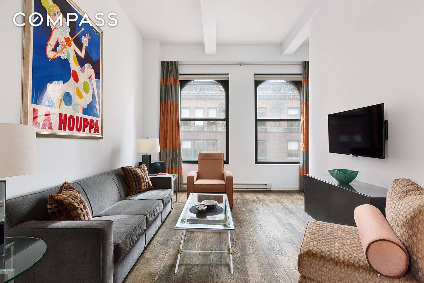 Enter directly into this spacious and serene south facing one bedroom, one bathroom home via a private elevator.
