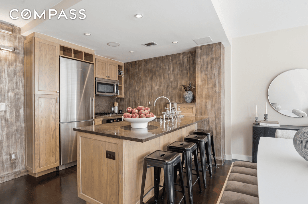 Experience luxury waterfront living in this renovated one bedroom residence in one of Battery Park City's most sought after buildings.