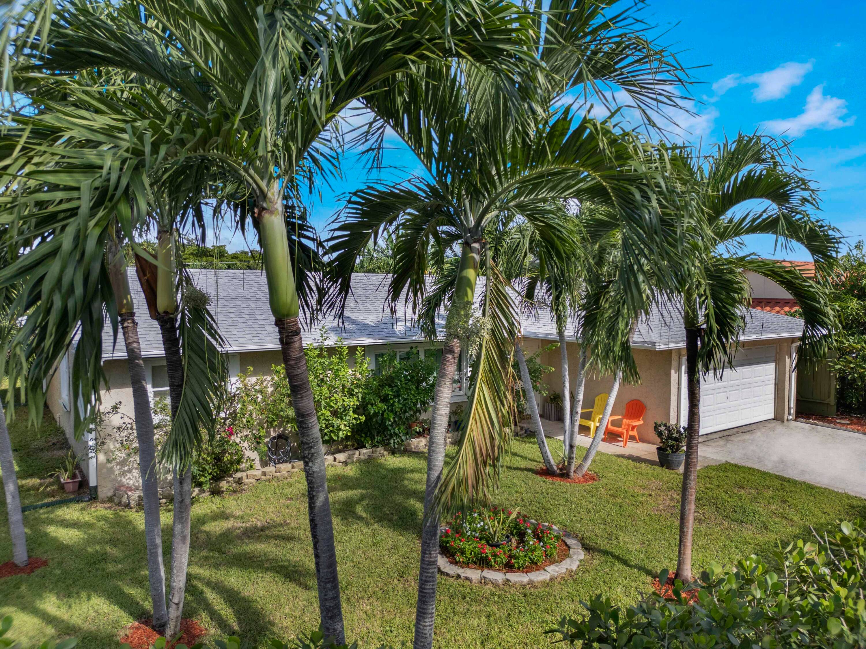 Charming 3 bedroom Pool House in West Palm Beach.
