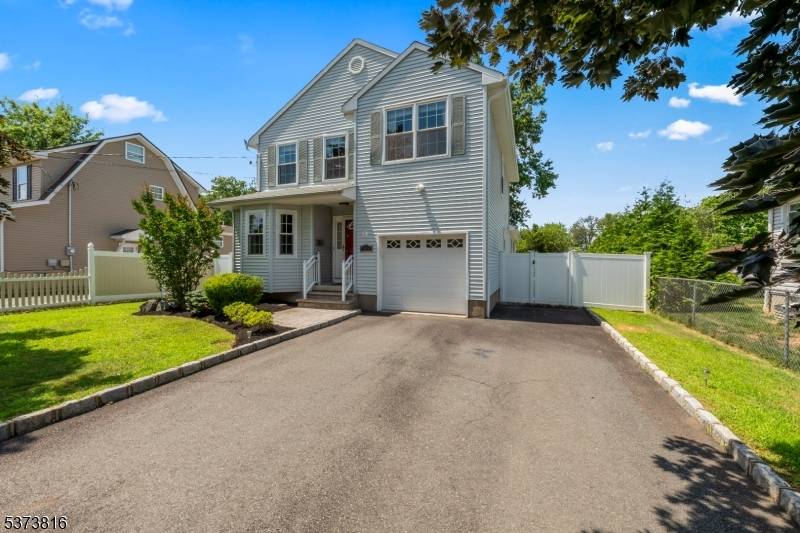 Welcome to this custom colonial !