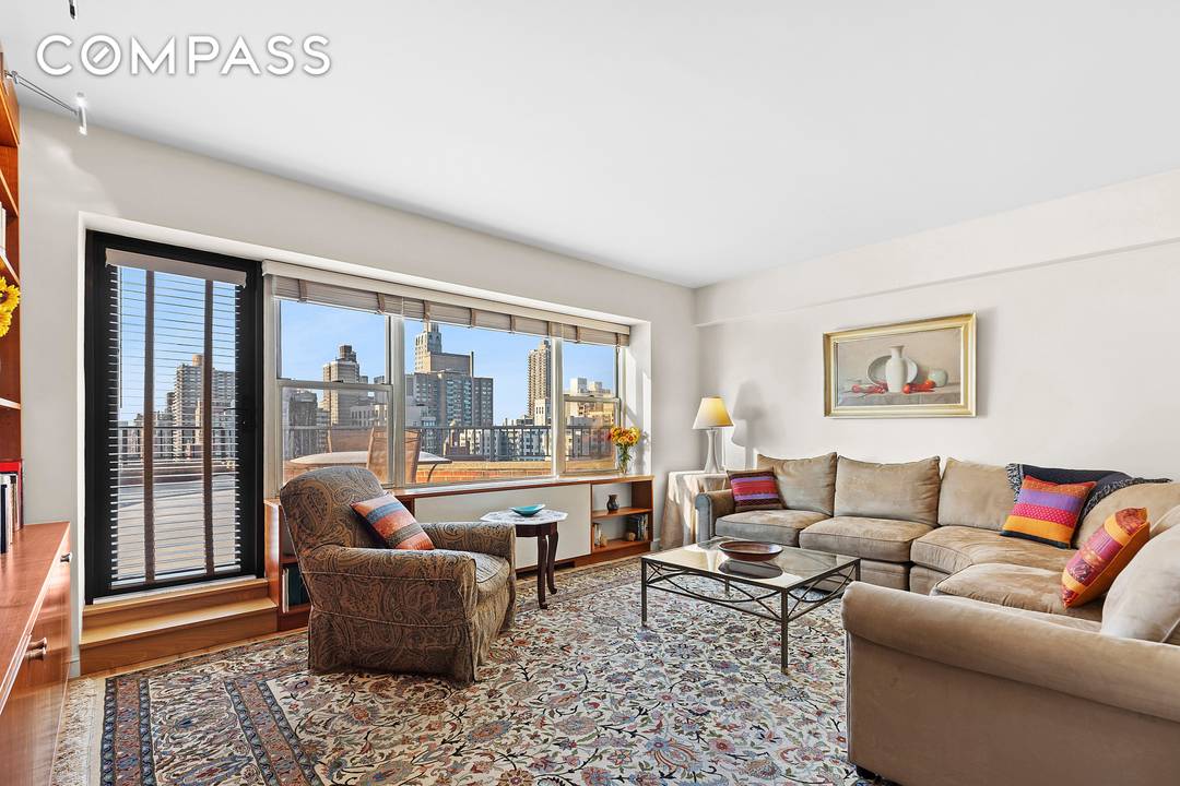 Penthouse C at 400 East 85th Street is an extraordinary residence that redefines Upper East Side living.