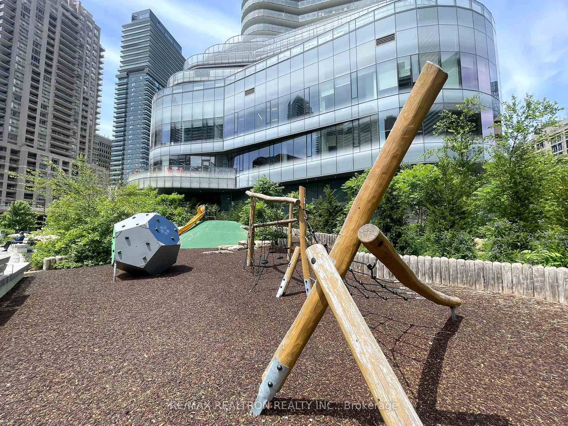 Welcome to Wellesley on the Park a stunning luxury condo offering a very spacious 1 bedroom layout with dedicated desk work area, ideal for working from home.