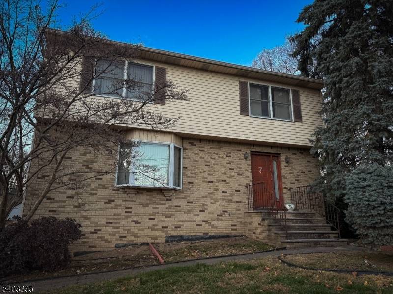 Welcome to this spacious 1987 Colonial offering 4 bedrooms and 3.