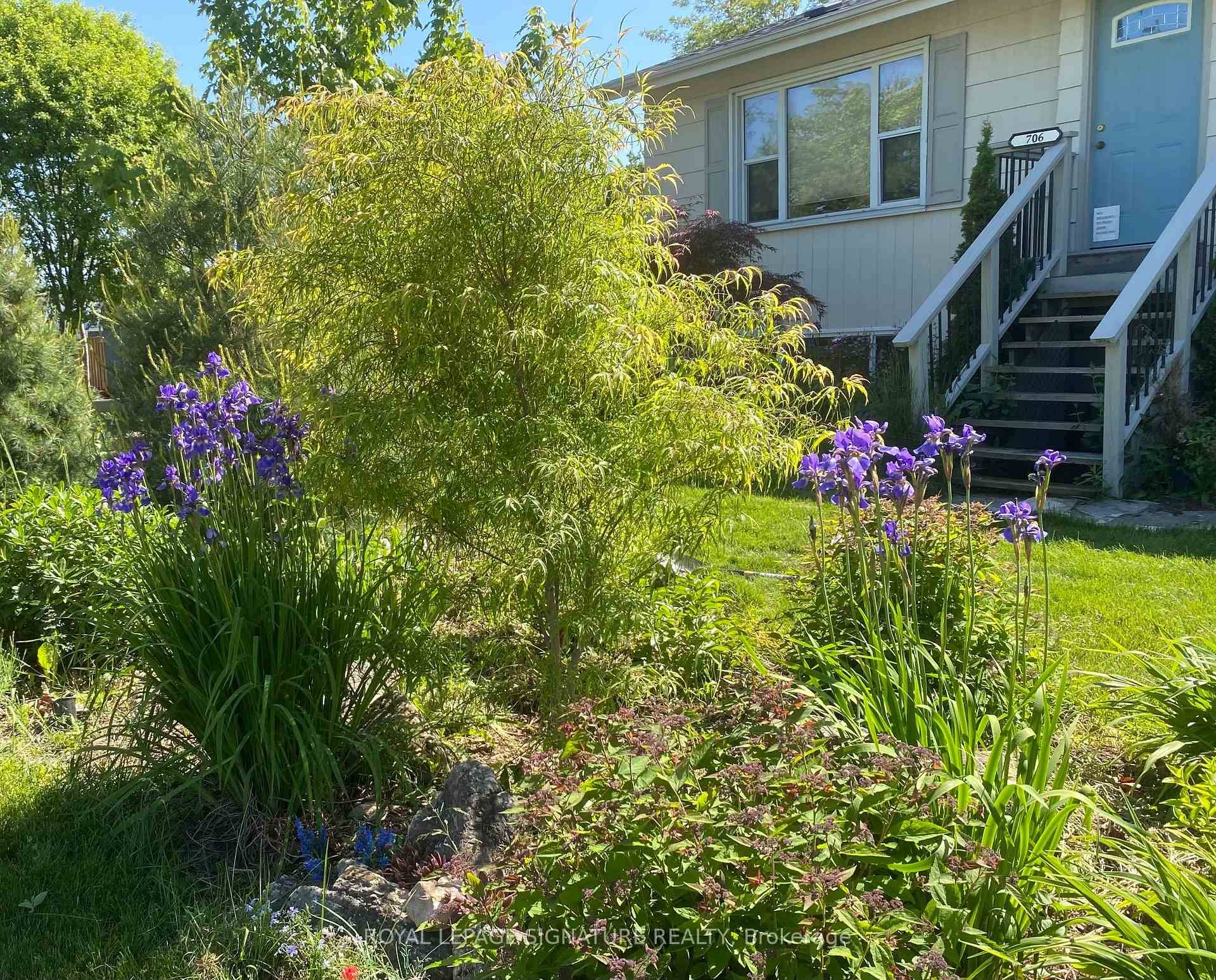Outstanding raised bungalow in sought after Bay Ridges community.
