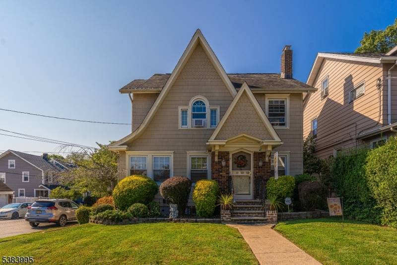 Welcome to this beautiful maintained home located in the heart of Belleville.