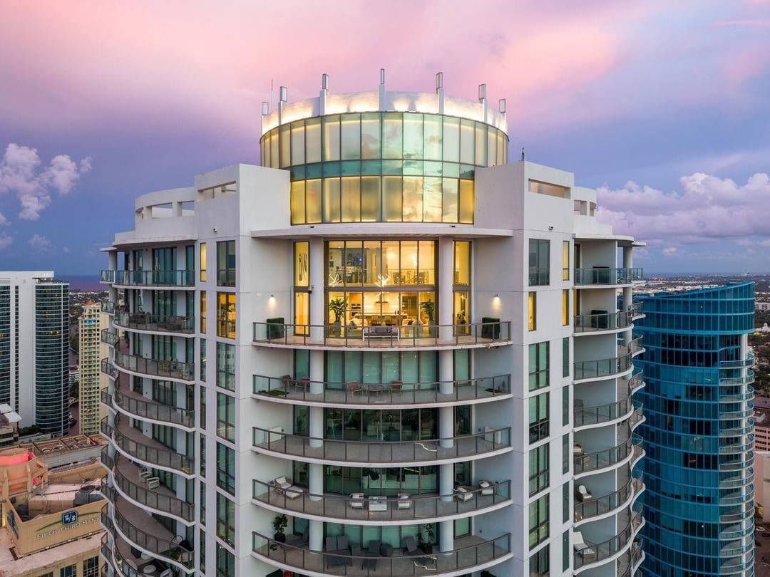 Soaring above Downtown Fort Lauderdale, 100 Las Olas is the city s most coveted address.