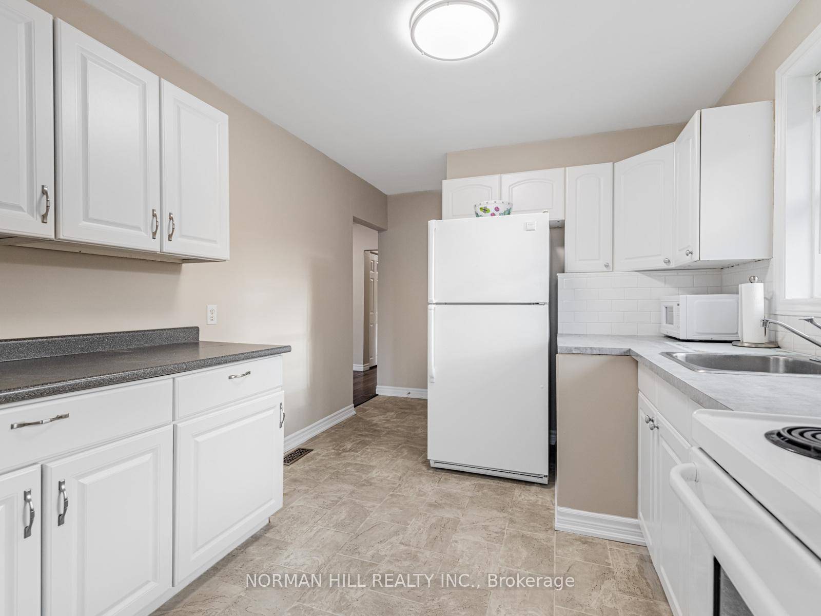 Bright amp ; Beautiful 3 Bedroom Main Level Apartment In The Heart Of Newmarket.
