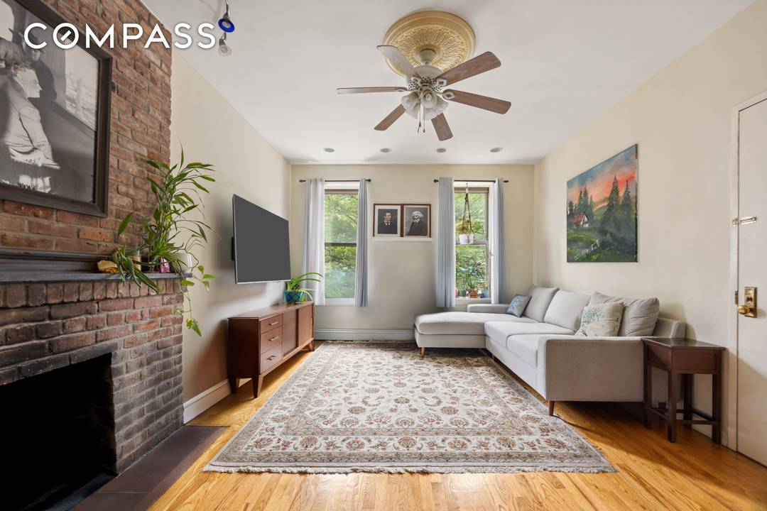Welcome to 353 Warren St, a large multi family townhouse nestled in the heart of Brooklyn.