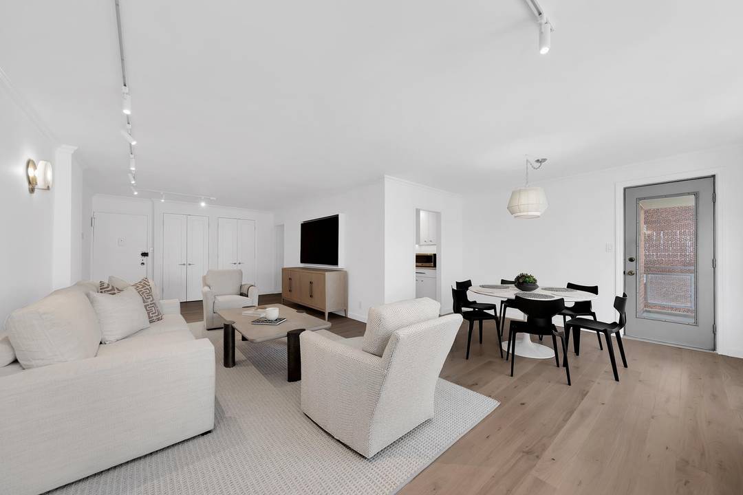 This beautifully renovated and sun drenched 1 bedroom, 1 bathroom home features an expansive layout and refined finishes throughout.