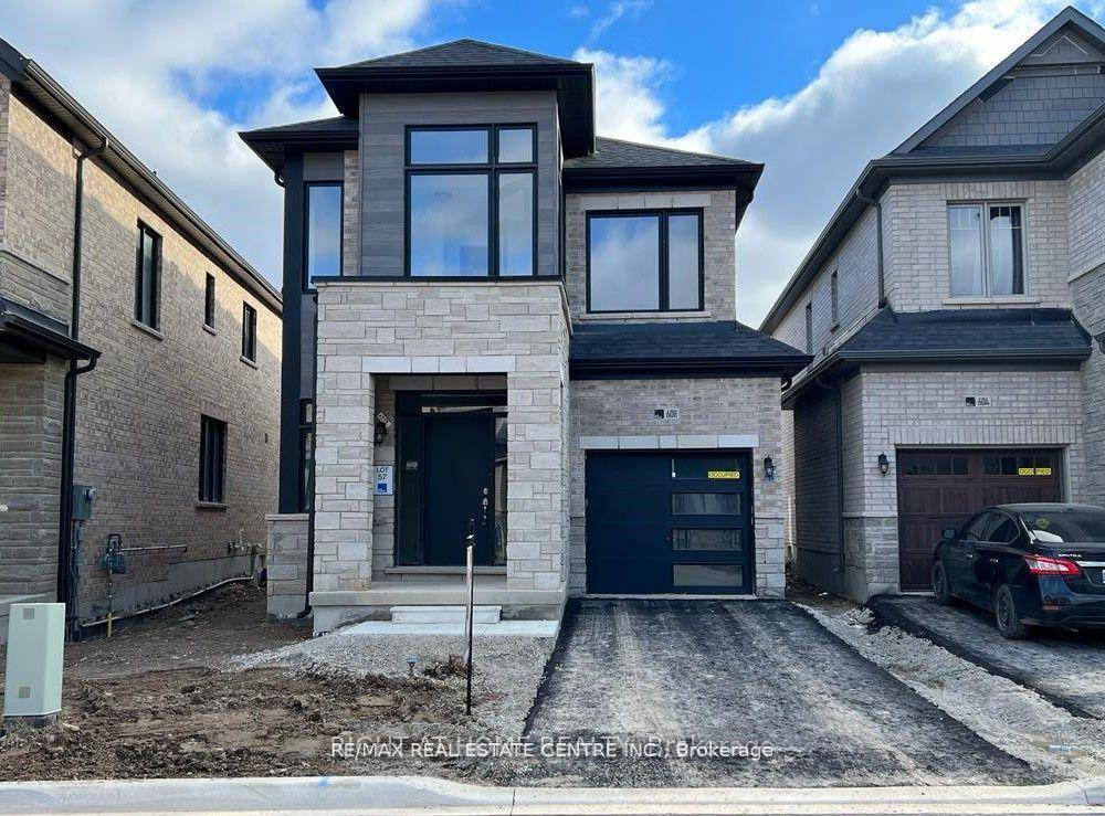 Absolutely Stunning ! Almost brand new One Year Old Only Modern Brand New Home !