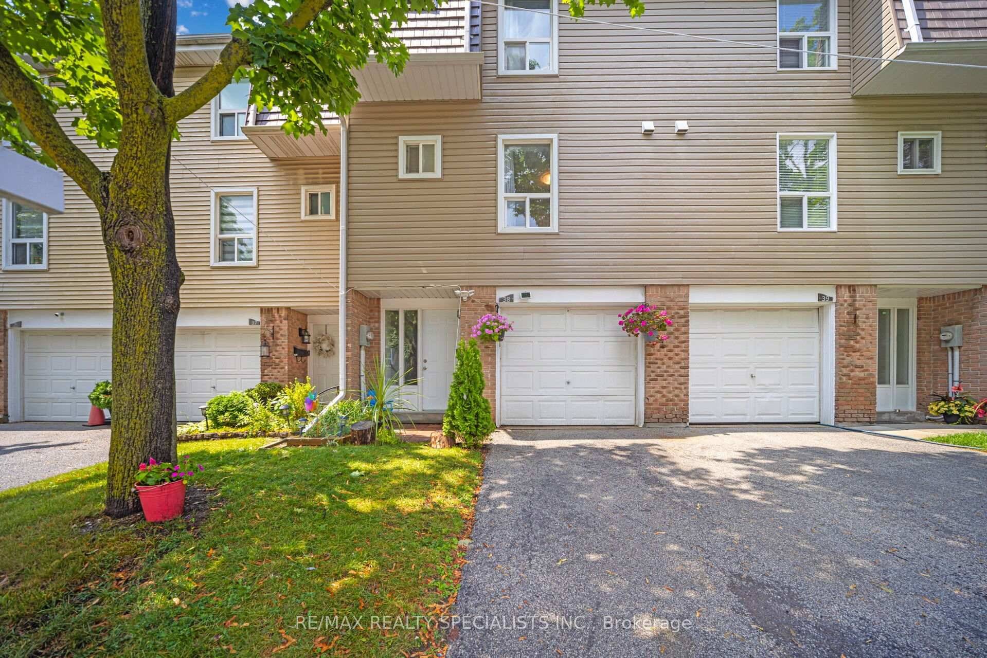 Charming 3 Storey Townhome in a Family Friendly Neighborhood, beautifully updated and move in ready 3 storey townhome.