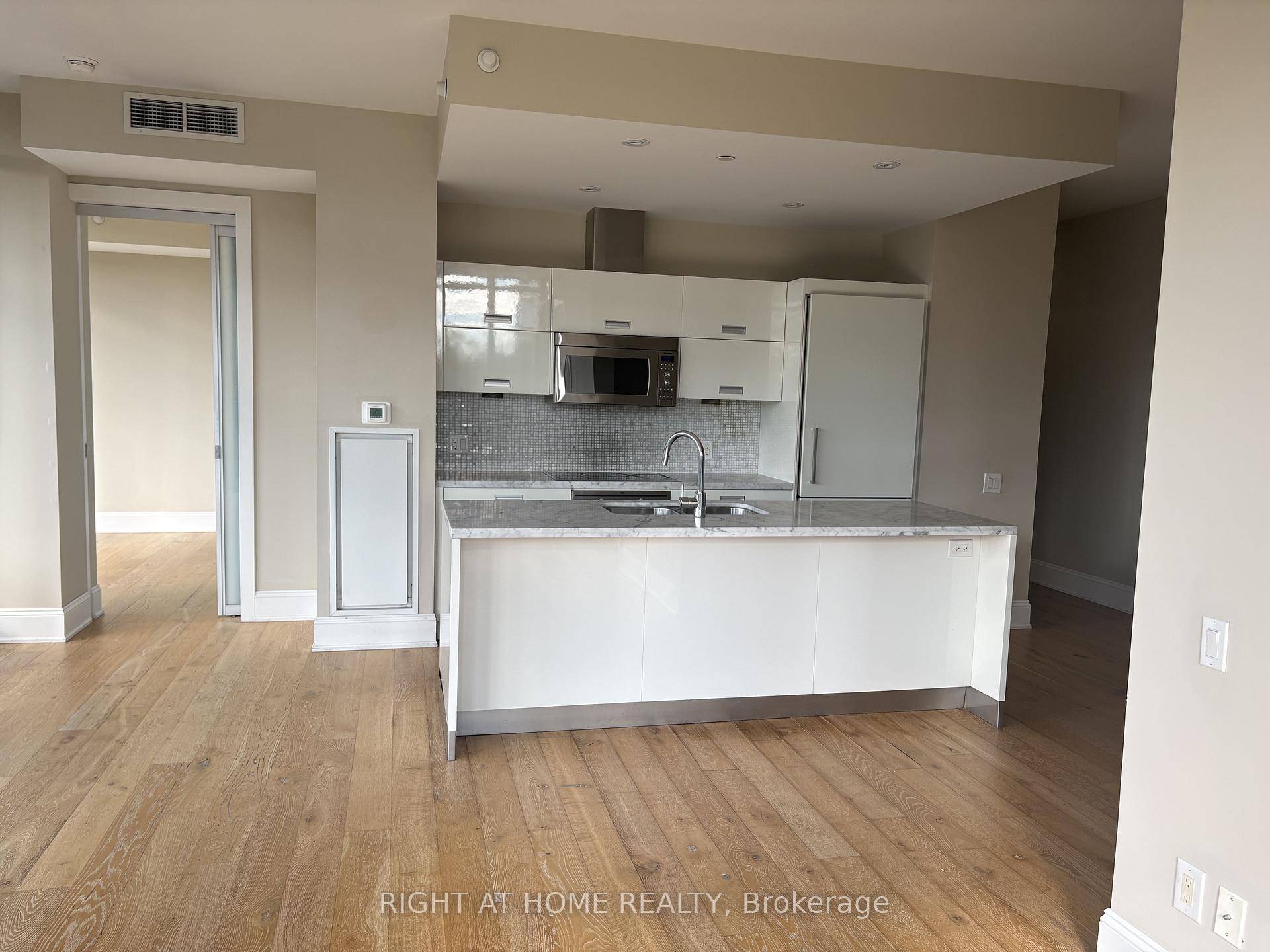 Beautiful Low Floor Corner Suite with Panoramic ViewsEnjoy sunlight from sunrise to sunset in this 1, 036 sq.