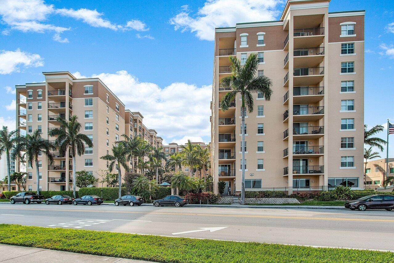 Spacious and well appointed 1 bed 1 bath condo on a high floor with stunning northeast facing views of the Intracoastal and Palm Beach Island.