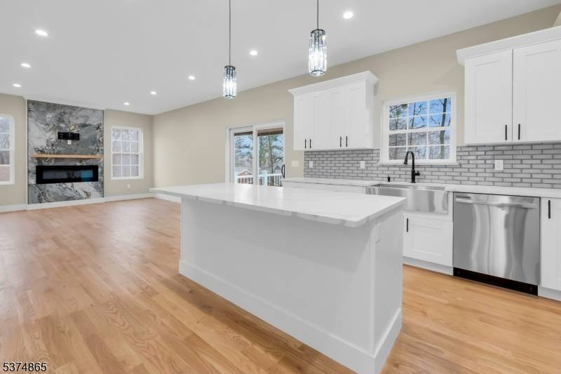 Welcome Home to 14 Wilstow Rd, Mt Olive Twp !