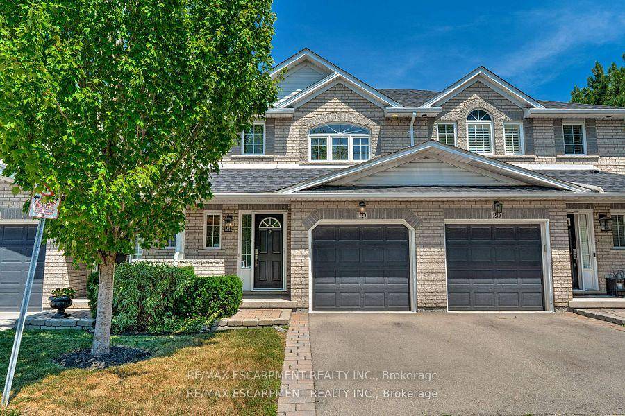 Welcome to this stunning 3 bedroom, 3 bathroom townhouse located in the desirable Millcroft neighbourhood of Burlington.