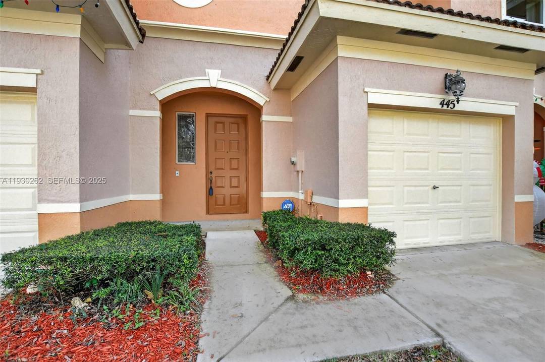 LOW HOA FEES, GARAGE, GATED COMMUNITY, WALK TO SHOPPING, RESTAURANTS AND WATER PARK.