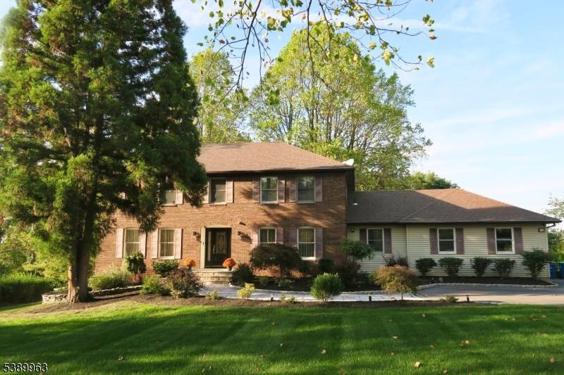 LOCATION AND LOCATION, TREE LINED QUIET STREET, SUNNY AND BRIGHT LIGHT, PROFESSIONALLY CARED LANDSCAPE, FRESH PAINTED INSIDE HOUSEHARD WOOD FLOOR, HIGH CEILING FAMILY ROOM, CENTRAL HEAT AND AC AND VACCUM ...