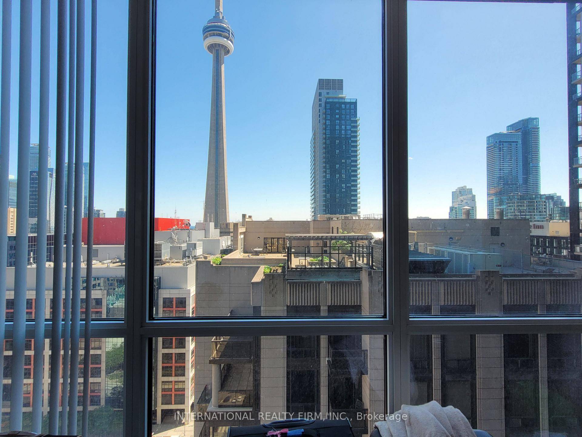Beautiful Executive Corner Unit In The Popular Mercer Glass Tower !
