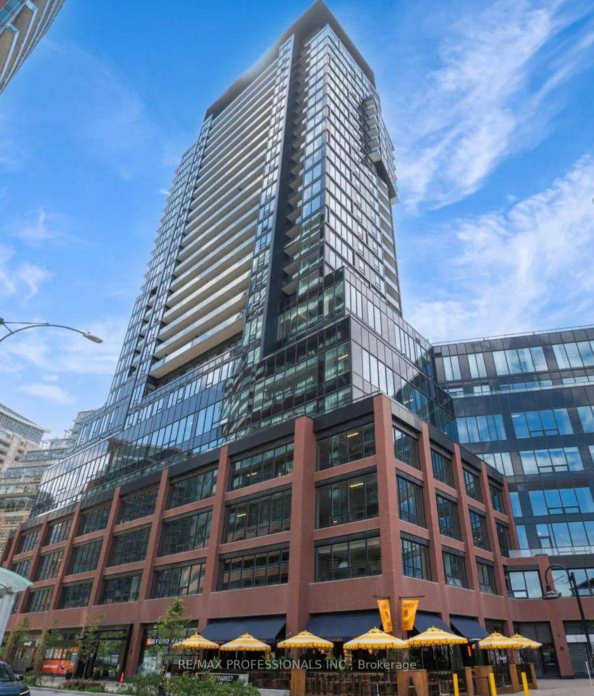 Welcome to this beautifully designed 1 bedroom den, located in the heart of Liberty Village !