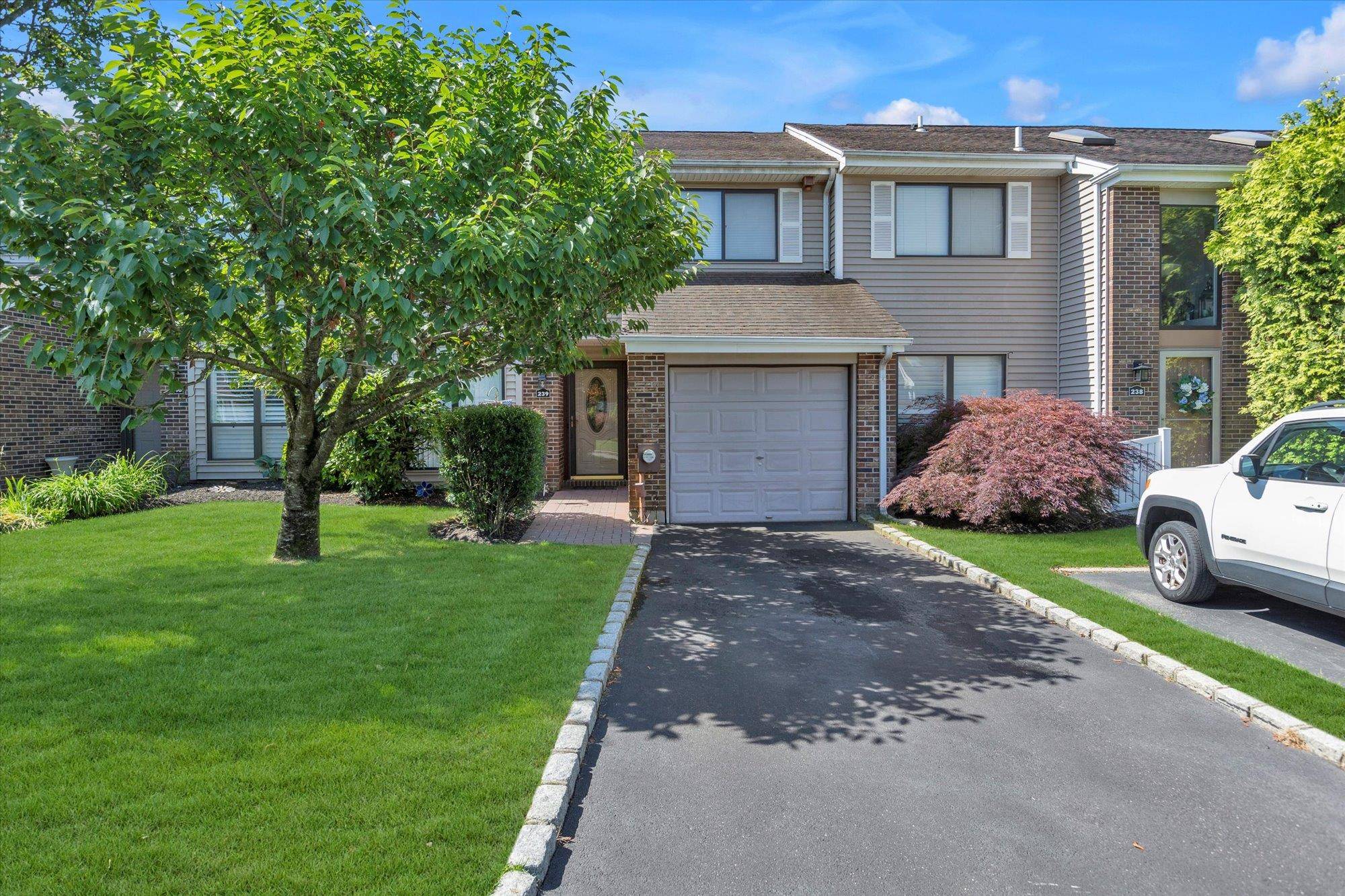Smithtown Townhome now showing !