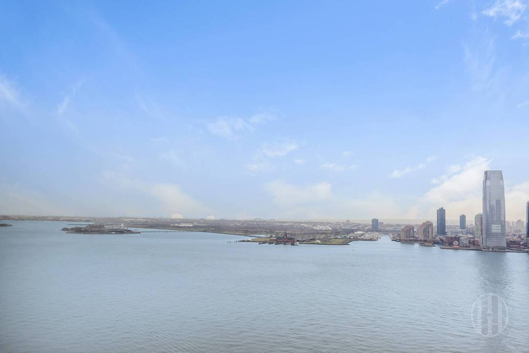 Unreal views and fantastic sunsets in this perfect one bedroom apartment.