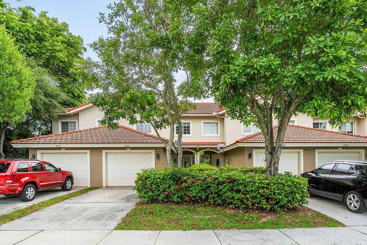 MONTHLY HOA FEE INCLUDES, ALL ROOF, WINDOWS AND EXTERIOR REPAIRS, COVERED BY THE ASSOCIATION INSURANCE POLICY, 481.