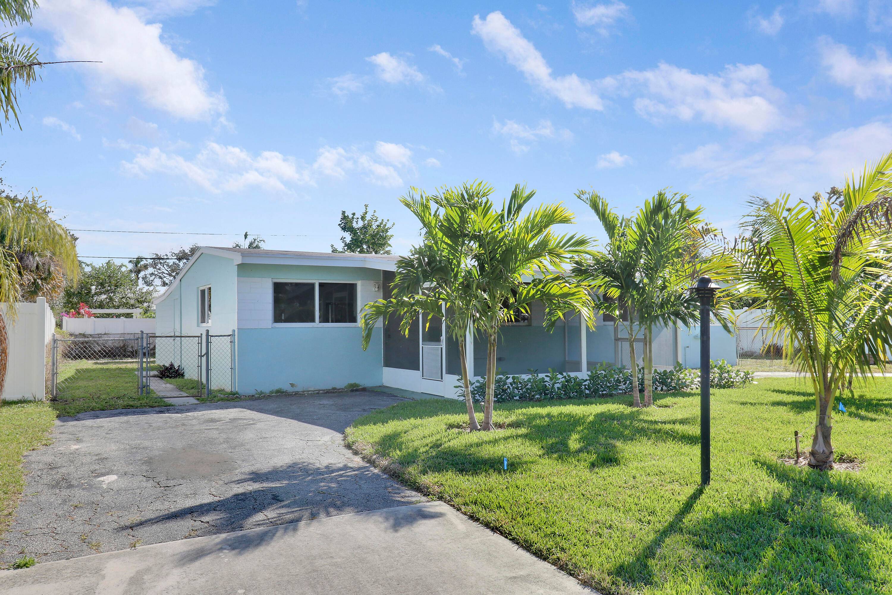 Come see this 3 bedroom, 2 bathroom CBS home in SUNNY Jupiter, Florida !