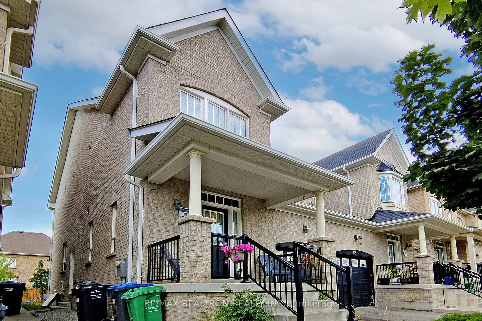 Exceptionally Well Kept amp ; Cozy, Semi Det Home for Lease.