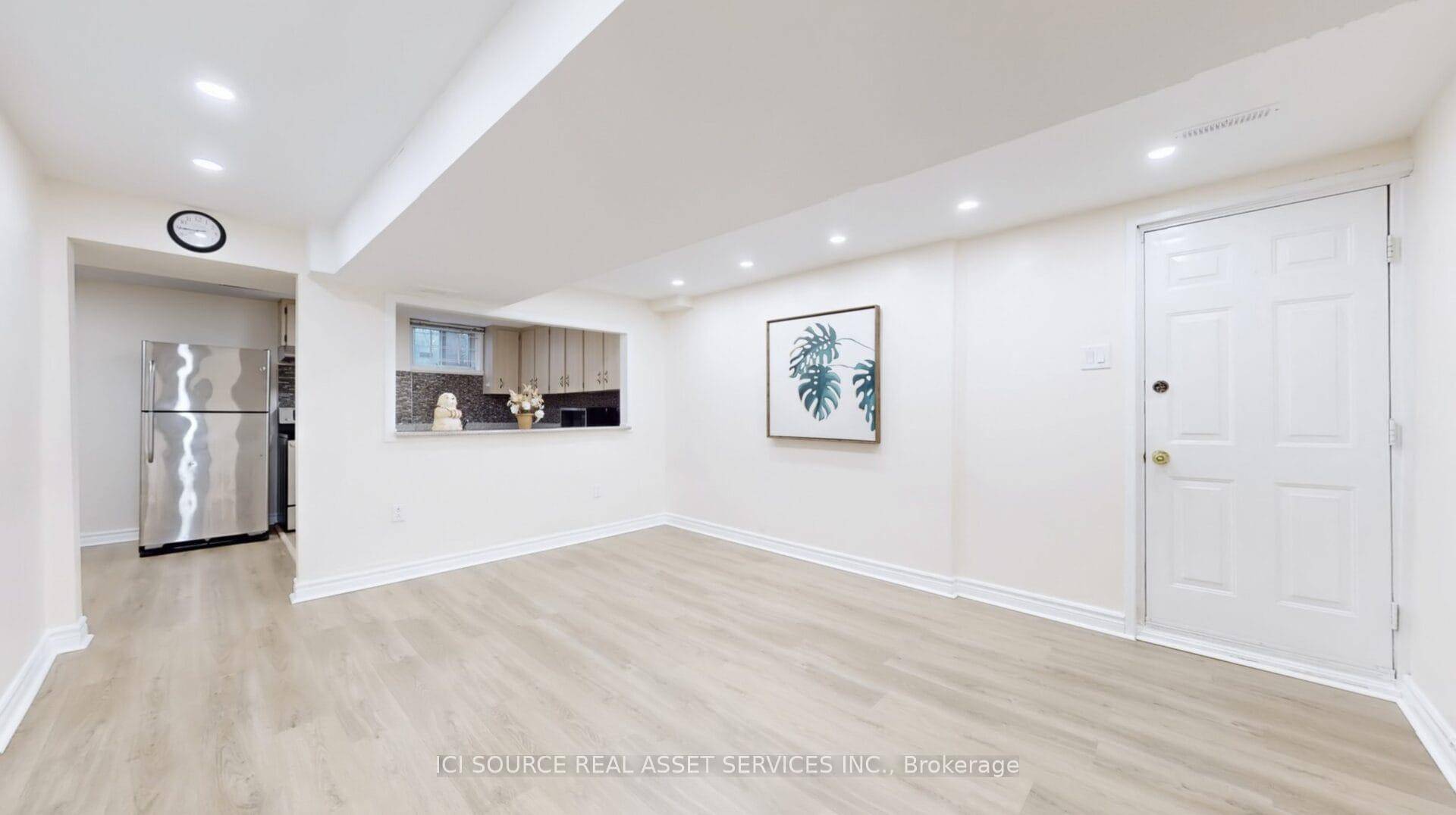 Spacious 1 bedroom plus den, 1 bathroom basement apartment available for rent, unit is vacant and ready for move in right away Spacious living area with full kitchen, Private entrance, ...