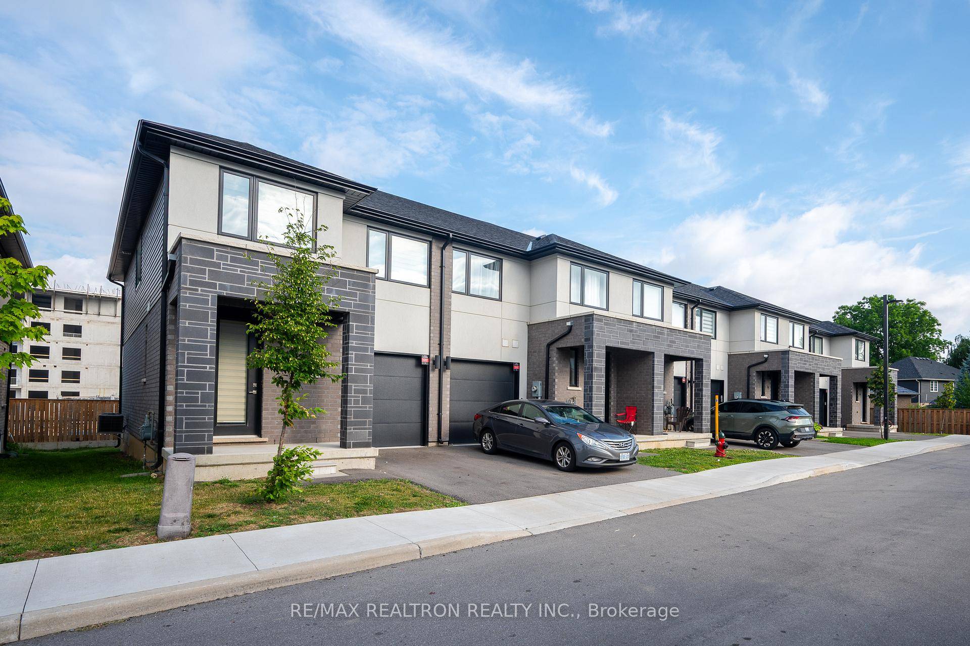 END Unit Townhome At The Aspire Red Hill, Offers A Combination Of Exceptional Design Featuring Generous Open Concept Living And Bathed In Natural Light.