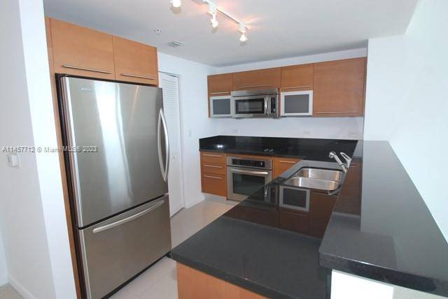 Large 2 beds 2 baths with spectacular views of the bay.