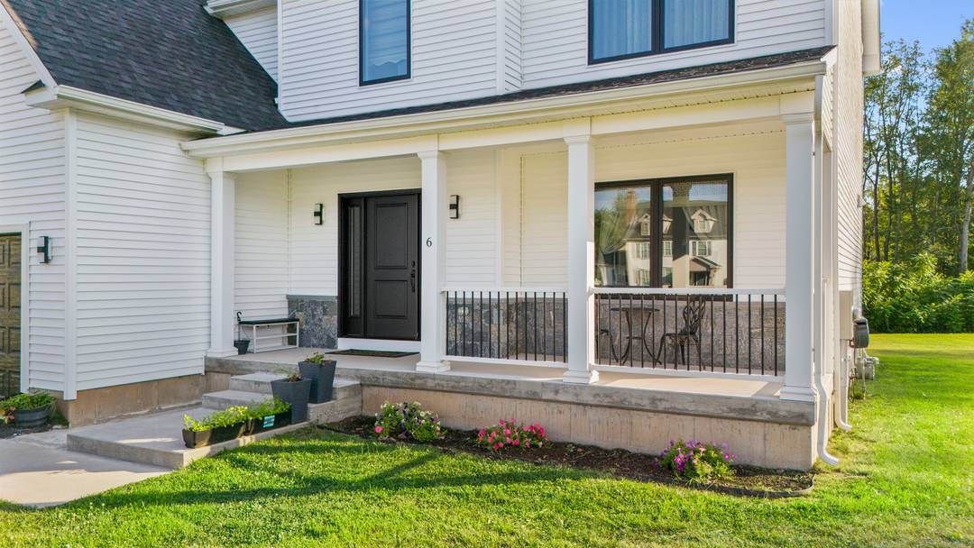 Modern Farmhouse in Reservoir Estates Wethersfield, CT Welcome to this stunning 2 year old modern farmhouse in the highly desirable Reservoir Estates community.